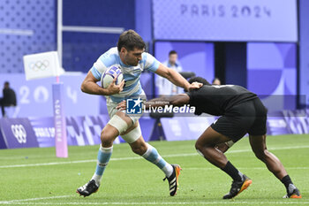 2024-07-27 - Santiago Alvarez (Argentina) vs Akuila Rokolisoa (New Zealand), Rugby Sevens, Men's Semi-final between New Zealand and Argentina during the Olympic Games Paris 2024 on 27 July 2024 at Stade de France in Saint-Denis, France - OLYMPIC GAMES PARIS 2024 - 27/07 - OLYMPIC GAMES PARIS 2024 - OLYMPIC GAMES