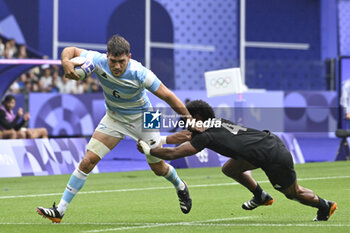 2024-07-27 - Santiago Alvarez (Argentina) vs Akuila Rokolisoa (New Zealand), Rugby Sevens, Men's Semi-final between New Zealand and Argentina during the Olympic Games Paris 2024 on 27 July 2024 at Stade de France in Saint-Denis, France - OLYMPIC GAMES PARIS 2024 - 27/07 - OLYMPIC GAMES PARIS 2024 - OLYMPIC GAMES