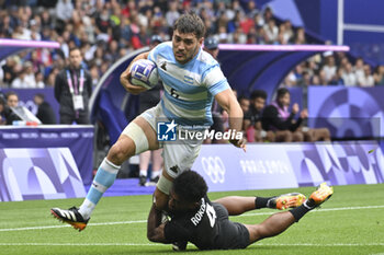 2024-07-27 - Santiago Alvarez (Argentina) vs Akuila Rokolisoa (New Zealand), Rugby Sevens, Men's Semi-final between New Zealand and Argentina during the Olympic Games Paris 2024 on 27 July 2024 at Stade de France in Saint-Denis, France - OLYMPIC GAMES PARIS 2024 - 27/07 - OLYMPIC GAMES PARIS 2024 - OLYMPIC GAMES