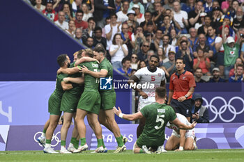 2024-07-27 - Terry Kennedy of Ireland celebrates a try with teammates, Rugby Sevens, Men's Placing 5-8 between Ireland and United States during the Olympic Games Paris 2024 on 27 July 2024 at Stade de France in Saint-Denis, France - OLYMPIC GAMES PARIS 2024 - 27/07 - OLYMPIC GAMES PARIS 2024 - OLYMPIC GAMES