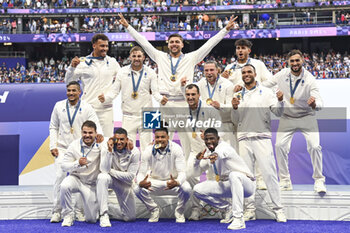 2024-07-27 - Team France Gold medal, Rugby Sevens, Men's final between France and Fiji during the Olympic Games Paris 2024 on 27 July 2024 at Stade de France in Saint-Denis, France - OLYMPIC GAMES PARIS 2024 - 27/07 - OLYMPIC GAMES PARIS 2024 - OLYMPIC GAMES