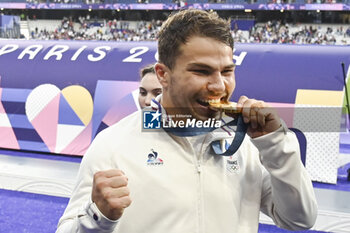 2024-07-27 - Antoine Dupont of France celebrates with the Gold medal, Rugby Sevens, Men's final between France and Fiji during the Olympic Games Paris 2024 on 27 July 2024 at Stade de France in Saint-Denis, France - OLYMPIC GAMES PARIS 2024 - 27/07 - OLYMPIC GAMES PARIS 2024 - OLYMPIC GAMES