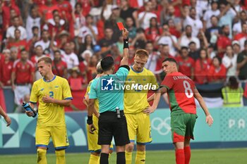 2024-07-27 - Said Martinez (referee) gives a red card to Volodymyr Salyuk (Ukraine), Football, Men's Group B between Ukraine and Morocco during the Olympic Games Paris 2024 on 27 July 2024 at Geoffroy-Guichard Stadium in Saint-Etienne, France - OLYMPIC GAMES PARIS 2024 - 27/07 - OLYMPIC GAMES PARIS 2024 - OLYMPIC GAMES