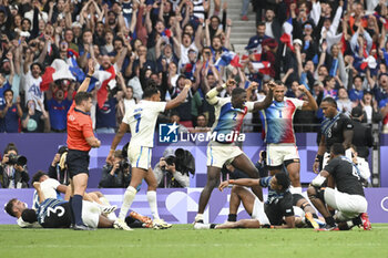 2024-07-27 - French players celebrate the victory, Rugby Sevens, Men's final between France and Fiji during the Olympic Games Paris 2024 on 27 July 2024 at Stade de France in Saint-Denis, France - OLYMPIC GAMES PARIS 2024 - 27/07 - OLYMPIC GAMES PARIS 2024 - OLYMPIC GAMES