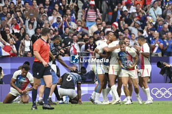 2024-07-27 - French players celebrate the victory, Rugby Sevens, Men's final between France and Fiji during the Olympic Games Paris 2024 on 27 July 2024 at Stade de France in Saint-Denis, France - OLYMPIC GAMES PARIS 2024 - 27/07 - OLYMPIC GAMES PARIS 2024 - OLYMPIC GAMES