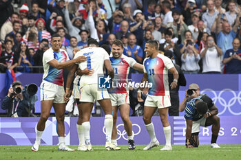 2024-07-27 - French players celebrate the victory, Rugby Sevens, Men's final between France and Fiji during the Olympic Games Paris 2024 on 27 July 2024 at Stade de France in Saint-Denis, France - OLYMPIC GAMES PARIS 2024 - 27/07 - OLYMPIC GAMES PARIS 2024 - OLYMPIC GAMES