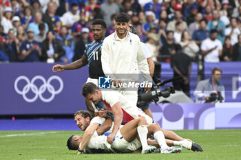 2024-07-27 - French players celebrate the victory, Rugby Sevens, Men's final between France and Fiji during the Olympic Games Paris 2024 on 27 July 2024 at Stade de France in Saint-Denis, France - OLYMPIC GAMES PARIS 2024 - 27/07 - OLYMPIC GAMES PARIS 2024 - OLYMPIC GAMES