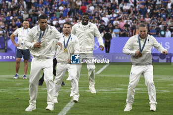 2024-07-27 - The French players put on a show by celebrating their victory with a dance, Rugby Sevens, Men's final between France and Fiji during the Olympic Games Paris 2024 on 27 July 2024 at Stade de France in Saint-Denis, France - OLYMPIC GAMES PARIS 2024 - 27/07 - OLYMPIC GAMES PARIS 2024 - OLYMPIC GAMES