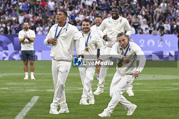 2024-07-27 - The French players put on a show by celebrating their victory with a dance, Rugby Sevens, Men's final between France and Fiji during the Olympic Games Paris 2024 on 27 July 2024 at Stade de France in Saint-Denis, France - OLYMPIC GAMES PARIS 2024 - 27/07 - OLYMPIC GAMES PARIS 2024 - OLYMPIC GAMES