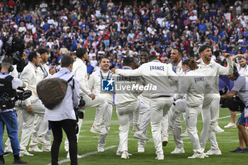 2024-07-27 - Players of France celebrate with the Gold medal, Rugby Sevens, Men's final between France and Fiji during the Olympic Games Paris 2024 on 27 July 2024 at Stade de France in Saint-Denis, France - OLYMPIC GAMES PARIS 2024 - 27/07 - OLYMPIC GAMES PARIS 2024 - OLYMPIC GAMES