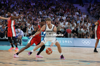 2024-07-27 - Thomas Walkup of Greece and Shai Gilgeous-Alexander of Canada, Basketball, Men's Group Phase - Group A between Greece and Canada during the Olympic Games Paris 2024 on 27 July 2024 in Villeneuve-d'Ascq near Lille, France - OLYMPIC GAMES PARIS 2024 - 27/07 - OLYMPIC GAMES PARIS 2024 - OLYMPIC GAMES