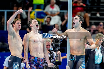 2024-07-27 - Team United States of America competing in the Men's 4 X 100m Freestyle Relay Final during Day 1 of Swimming during the Olympic Games Paris 2024 on 27 July 2024 at Paris La Defense Arena in Paris, France - OLYMPIC GAMES PARIS 2024 - 27/07 - OLYMPIC GAMES PARIS 2024 - OLYMPIC GAMES