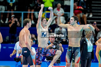 2024-07-27 - Team United States of America competing in the Men's 4 X 100m Freestyle Relay Final during Day 1 of Swimming during the Olympic Games Paris 2024 on 27 July 2024 at Paris La Defense Arena in Paris, France - OLYMPIC GAMES PARIS 2024 - 27/07 - OLYMPIC GAMES PARIS 2024 - OLYMPIC GAMES