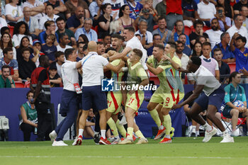 2024-08-09 - Sergio Camello of Spain celebrates his goal with teammates, Football, Men's Gold Medal Match between France and Spain during the Olympic Games Paris 2024 on 9 August 2024 at Parc des Princes in Paris, France - OLYMPIC GAMES PARIS 2024 - 09/08 - OLYMPIC GAMES PARIS 2024 - OLYMPIC GAMES