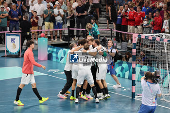 2024-08-09 - Germany players celebrate, Handball, Men's Semifinal between Germany and Spain during the Olympic Games Paris 2024 on 9 August 2024 at Pierre Mauroy stadium in Villeneuve-d'Ascq near Lille, France - OLYMPIC GAMES PARIS 2024 - 09/08 - OLYMPIC GAMES PARIS 2024 - OLYMPIC GAMES