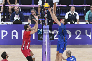 2024-08-09 - Aaron Russell (USA), Simone Giannelli (Italy), Volleyball, Men's Bronze Medal Match between Italy and United States during the Olympic Games Paris 2024 on 9 August 2024 at South Paris Arena in Paris, France - OLYMPIC GAMES PARIS 2024 - 09/08 - OLYMPIC GAMES PARIS 2024 - OLYMPIC GAMES