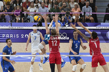 2024-08-09 - Giovanni Sanguinetti (Italy) and Maxwell Holt (USA), Volleyball, Men's Bronze Medal Match between Italy and United States during the Olympic Games Paris 2024 on 9 August 2024 at South Paris Arena in Paris, France - OLYMPIC GAMES PARIS 2024 - 09/08 - OLYMPIC GAMES PARIS 2024 - OLYMPIC GAMES