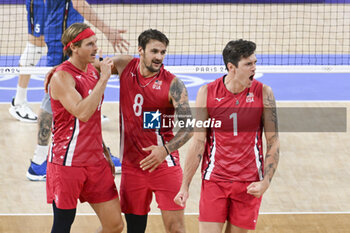 2024-08-09 - Matthew Anderson, Torey Defalco, Taylor Averill (USA), Volleyball, Men's Bronze Medal Match between Italy and United States during the Olympic Games Paris 2024 on 9 August 2024 at South Paris Arena in Paris, France - OLYMPIC GAMES PARIS 2024 - 09/08 - OLYMPIC GAMES PARIS 2024 - OLYMPIC GAMES