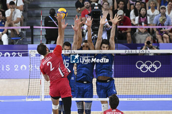 2024-08-09 - Aaron Russell (USA) and Yuri Romano, Roberto Russo, Daniele Lavia (Italy), Volleyball, Men's Bronze Medal Match between Italy and United States during the Olympic Games Paris 2024 on 9 August 2024 at South Paris Arena in Paris, France - OLYMPIC GAMES PARIS 2024 - 09/08 - OLYMPIC GAMES PARIS 2024 - OLYMPIC GAMES