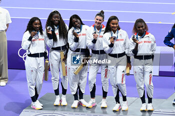 2024-08-09 - ASHER-SMITH Dina, HENRY Desiree, HUNT Amy, LANSIQUOT Imani, NEITA Daryll and WILLIAMS Bianca ( Team Great Britain ) Silver medal, Athletics, Women's 4 x 100m Relay Final during the Olympic Games Paris 2024 on 9 August 2024 at Stade de France in Saint-Denis near Paris, France - OLYMPIC GAMES PARIS 2024 - 09/08 - OLYMPIC GAMES PARIS 2024 - OLYMPIC GAMES