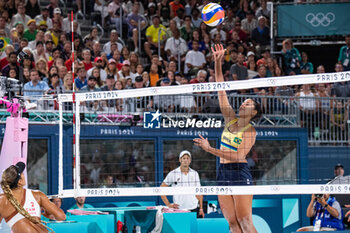 2024-08-09 - Eduarda Santos Lisboa (BRA), Beach Volleyball, Women's Gold Medal Match between Brazil and Canada during the Olympic Games Paris 2024 on 9 August 2024 at Eiffel Tower Stadium in Paris, France - OLYMPIC GAMES PARIS 2024 - 09/08 - OLYMPIC GAMES PARIS 2024 - OLYMPIC GAMES