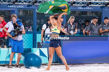 2024-08-09 - Eduarda Santos Lisboa (BRA), Beach Volleyball, Women's Gold Medal Match between Brazil and Canada during the Olympic Games Paris 2024 on 9 August 2024 at Eiffel Tower Stadium in Paris, France - OLYMPIC GAMES PARIS 2024 - 09/08 - OLYMPIC GAMES PARIS 2024 - OLYMPIC GAMES