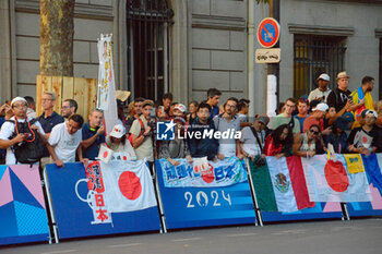 2024-08-10 - Fans at the start - MEN'S MARATHON - OLYMPIC GAMES PARIS 2024 - OLYMPIC GAMES