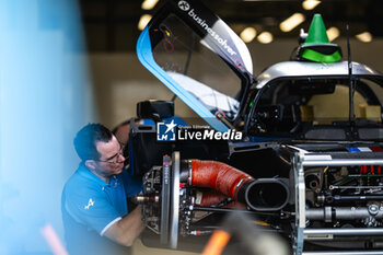 2024-02-23 - Alpine Endurance Team, Alpine A424, mechanic, mecanicien, ambiance during the Prologue of the 2024 FIA World Endurance Championship, from February 24 to 26, 2024 on the Losail International Circuit in Lusail, Qatar - FIA WEC - PROLOGUE 2024 - QATAR - ENDURANCE - MOTORS