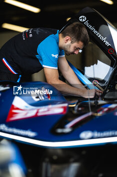 2024-02-23 - Alpine Endurance Team, Alpine A424 #35, mechanic, mecanicien, ambiance during the Prologue of the 2024 FIA World Endurance Championship, from February 24 to 26, 2024 on the Losail International Circuit in Lusail, Qatar - FIA WEC - PROLOGUE 2024 - QATAR - ENDURANCE - MOTORS