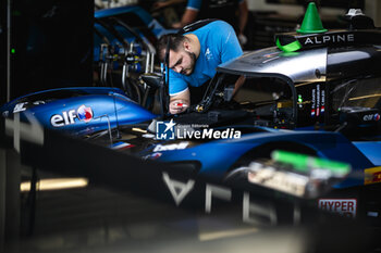 2024-02-23 - Alpine Endurance Team, Alpine A424 #35, mechanic, mecanicien, ambiance during the Prologue of the 2024 FIA World Endurance Championship, from February 24 to 26, 2024 on the Losail International Circuit in Lusail, Qatar - FIA WEC - PROLOGUE 2024 - QATAR - ENDURANCE - MOTORS