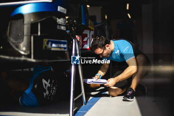 2024-02-23 - Alpine Endurance Team, Alpine A424 #36, mechanic, mecanicien ambiance during the Prologue of the 2024 FIA World Endurance Championship, from February 24 to 26, 2024 on the Losail International Circuit in Lusail, Qatar - FIA WEC - PROLOGUE 2024 - QATAR - ENDURANCE - MOTORS