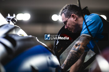 2024-02-23 - Alpine Endurance Team, mechanic, mecanicien, ambiance during the Prologue of the 2024 FIA World Endurance Championship, from February 24 to 26, 2024 on the Losail International Circuit in Lusail, Qatar - FIA WEC - PROLOGUE 2024 - QATAR - ENDURANCE - MOTORS