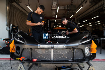 2024-02-23 - United Autosports, McLaren 720S GT3 Evo, garage, box, during the Prologue of the 2024 FIA World Endurance Championship, from February 24 to 26, 2024 on the Losail International Circuit in Lusail, Qatar - FIA WEC - PROLOGUE 2024 - QATAR - ENDURANCE - MOTORS