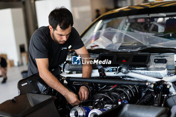 2024-02-24 - Proton Competition mechanic, mecanicien illustration during the Prologue of the 2024 FIA World Endurance Championship, from February 24 to 26, 2024 on the Losail International Circuit in Lusail, Qatar - FIA WEC - PROLOGUE 2024 - QATAR - ENDURANCE - MOTORS