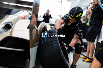 2024-02-25 - Hertz Team Jota pitstop practice during the Prologue of the 2024 FIA World Endurance Championship, from February 24 to 26, 2024 on the Losail International Circuit in Lusail, Qatar - FIA WEC - PROLOGUE 2024 - QATAR - ENDURANCE - MOTORS