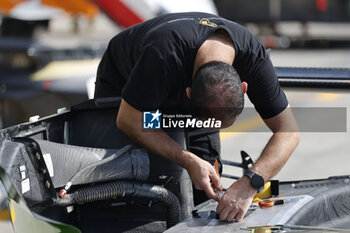 2024-02-25 - mechanic, mecanicien during the Prologue of the 2024 FIA World Endurance Championship, from February 24 to 26, 2024 on the Losail International Circuit in Lusail, Qatar - FIA WEC - PROLOGUE 2024 - QATAR - ENDURANCE - MOTORS