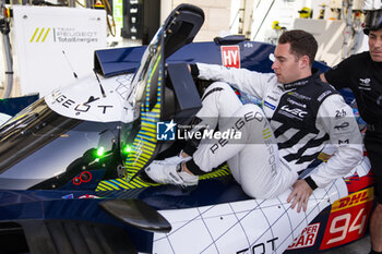 2024-02-25 - VANDOORNE Stoffel, Peugeot TotalEnergies, Peugeot 9x8, portrait during the Prologue of the 2024 FIA World Endurance Championship, from February 24 to 26, 2024 on the Losail International Circuit in Lusail, Qatar - FIA WEC - PROLOGUE 2024 - QATAR - ENDURANCE - MOTORS