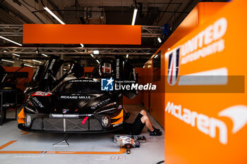 2024-02-26 - United Autosports, McLaren 720S GT3 Evo garage, box, during the Prologue of the 2024 FIA World Endurance Championship, from February 24 to 26, 2024 on the Losail International Circuit in Lusail, Qatar - FIA WEC - PROLOGUE 2024 - QATAR - ENDURANCE - MOTORS
