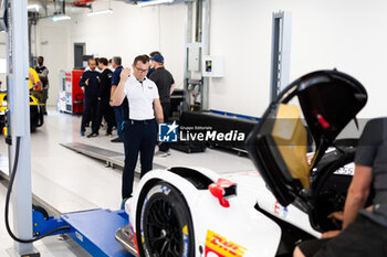 2024-02-26 - 99 TINCKNELL Harry (gbr), JANI Neel (swi), ANDLAUER Julien (fra), Proton Competition, Porsche 963 #99, scrutineering, verifications techniques, during the Prologue of the 2024 FIA World Endurance Championship, from February 24 to 26, 2024 on the Losail International Circuit in Lusail, Qatar - FIA WEC - PROLOGUE 2024 - QATAR - ENDURANCE - MOTORS