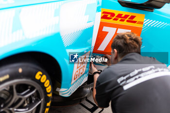 2024-02-26 - 77 BARKER Ben (gbr), HARDWICK Ryan (usa), ROBICHON Zacharie (can), Proton Competition, Ford Mustang GT3 #77, mechanic, mecanicien during the Prologue of the 2024 FIA World Endurance Championship, from February 24 to 26, 2024 on the Losail International Circuit in Lusail, Qatar - FIA WEC - PROLOGUE 2024 - QATAR - ENDURANCE - MOTORS