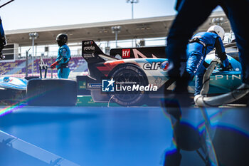 2024-02-27 - pitstop mecaniciens mechanics Alpine Endurance Team, Alpine A424, portrait during the Prologue of the 2024 FIA World Endurance Championship, from February 24 to 26, 2024 on the Losail International Circuit in Lusail, Qatar - FIA WEC - PROLOGUE 2024 - QATAR - ENDURANCE - MOTORS
