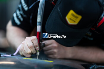 2024-02-28 - Hertz Team Jota mechanic, mecanicien detail during the Qatar Airways Qatar 1812 KM, 1st round of the 2024 FIA World Endurance Championship, from February 29 to March 02, 2024 on the Losail International Circuit in Lusail, Qatar - FIA WEC - QATAR AIRWAYS QATAR 1812 KM - ENDURANCE - MOTORS