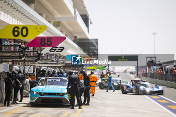 2024-02-29 - 77 BARKER Ben (gbr), HARDWICK Ryan (usa), ROBICHON Zacharie (can), Proton Competition, Ford Mustang GT3 #77, LM GT3, ambiance in the pits during the Qatar Airways Qatar 1812 KM, 1st round of the 2024 FIA World Endurance Championship, from February 29 to March 02, 2024 on the Losail International Circuit in Lusail, Qatar - FIA WEC - QATAR AIRWAYS QATAR 1812 KM - ENDURANCE - MOTORS