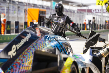 2024-02-29 - Peugeot TotalEnergies, ambiance pit stop during the Qatar Airways Qatar 1812 KM, 1st round of the 2024 FIA World Endurance Championship, from February 29 to March 02, 2024 on the Losail International Circuit in Lusail, Qatar - FIA WEC - QATAR AIRWAYS QATAR 1812 KM - ENDURANCE - MOTORS