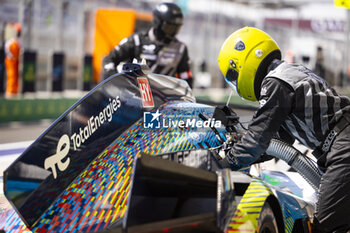 2024-02-29 - Peugeot TotalEnergies, ambiance pit stop during the Qatar Airways Qatar 1812 KM, 1st round of the 2024 FIA World Endurance Championship, from February 29 to March 02, 2024 on the Losail International Circuit in Lusail, Qatar - FIA WEC - QATAR AIRWAYS QATAR 1812 KM - ENDURANCE - MOTORS