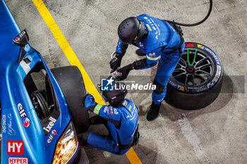 2024-02-29 - mecaniciens mechanics, michelin, tyre, pneu, during the Qatar Airways Qatar 1812 KM, 1st round of the 2024 FIA World Endurance Championship, from February 29 to March 02, 2024 on the Losail International Circuit in Lusail, Qatar - FIA WEC - QATAR AIRWAYS QATAR 1812 KM - ENDURANCE - MOTORS