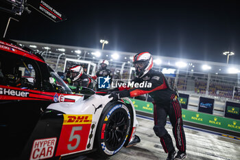 2024-02-29 - Porsche Penske Motorsport, mechanic, mecanicien, ambiance during the Qatar Airways Qatar 1812 KM, 1st round of the 2024 FIA World Endurance Championship, from February 29 to March 02, 2024 on the Losail International Circuit in Lusail, Qatar - FIA WEC - QATAR AIRWAYS QATAR 1812 KM - ENDURANCE - MOTORS