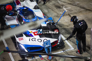 2024-02-29 - 15 VANTHOOR Dries (bel), MARCIELLO Raffaele (swi), WITTMANN Marco (ger), BMW M Team WRT, BMW Hybrid V8 #15, Hypercar, pitstop, arrêt aux stands, ambiance during the Qatar Airways Qatar 1812 KM, 1st round of the 2024 FIA World Endurance Championship, from February 29 to March 02, 2024 on the Losail International Circuit in Lusail, Qatar - FIA WEC - QATAR AIRWAYS QATAR 1812 KM - ENDURANCE - MOTORS
