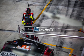 2024-02-29 - Akkodis ASP Team, mechanic, mecanicien, ambiance during the Qatar Airways Qatar 1812 KM, 1st round of the 2024 FIA World Endurance Championship, from February 29 to March 02, 2024 on the Losail International Circuit in Lusail, Qatar - FIA WEC - QATAR AIRWAYS QATAR 1812 KM - ENDURANCE - MOTORS
