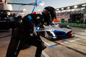 2024-02-29 - BMW Hybrid V8 mechanic, mecanicien during the Qatar Airways Qatar 1812 KM, 1st round of the 2024 FIA World Endurance Championship, from February 29 to March 02, 2024 on the Losail International Circuit in Lusail, Qatar - FIA WEC - QATAR AIRWAYS QATAR 1812 KM - ENDURANCE - MOTORS